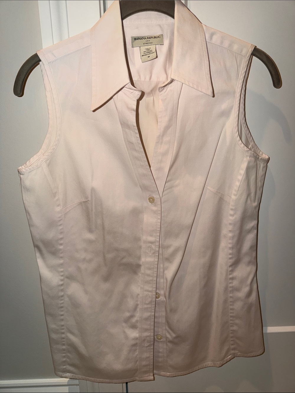 Banana Republic Sleeveless Button-Down Shirt in Pale Pink